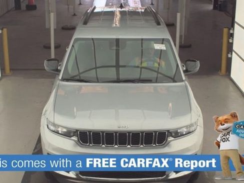 Used 2023 Jeep Grand Cherokee L Laredo image 2