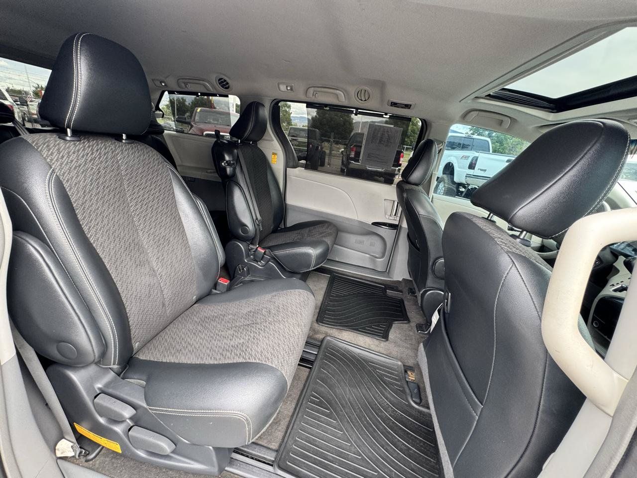 Used 2014 Toyota Sienna SE FWD image 11