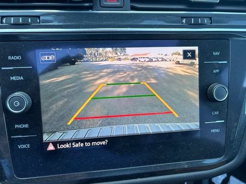 Used 2021 Volkswagen Tiguan SEL AWD/4WD image 19