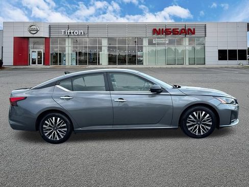 Used 2025 Nissan Altima 2.5 SV FWD image 8