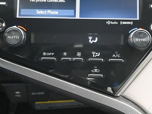 Used 2019 Toyota Camry L image 18