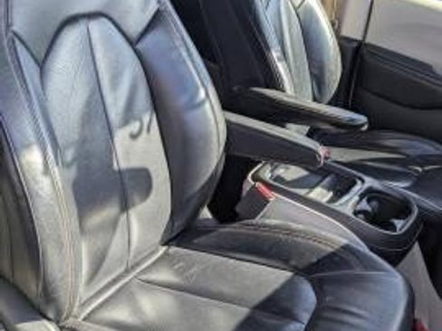 Used 2018 Chrysler Pacifica Touring-L image 17