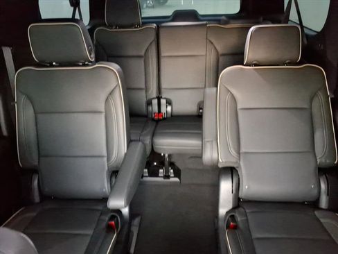 Used 2025 Chevrolet Suburban Premier AWD/4WD image 8