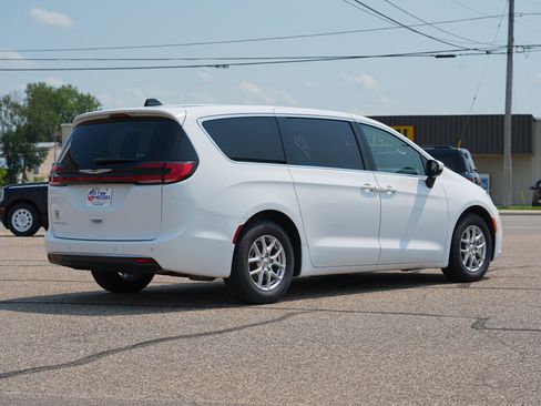 Used 2023 Chrysler Pacifica Touring-L FWD image 3