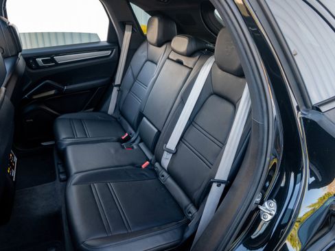 Certified 2023 Porsche Cayenne Platinum Edition image 33