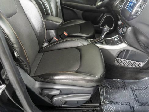 Used 2018 Jeep Compass Latitude w/ Popular Equipment Group FWD image 8