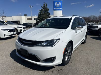 Used 2018 Chrysler Pacifica Limited w/ Tire & Wheel Group