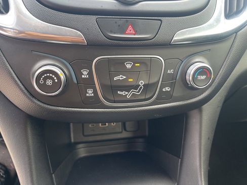 Used 2020 Chevrolet Equinox LT image 25