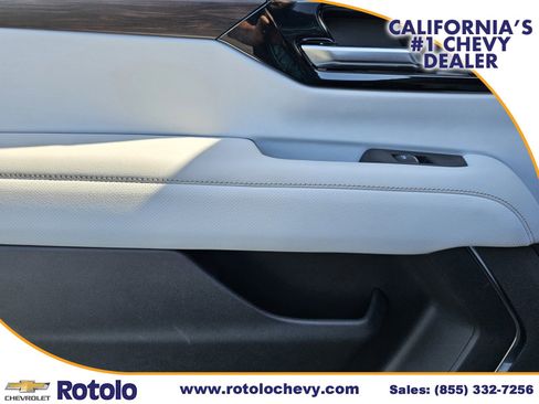 Used 2025 Chevrolet Suburban Premier RWD image 16