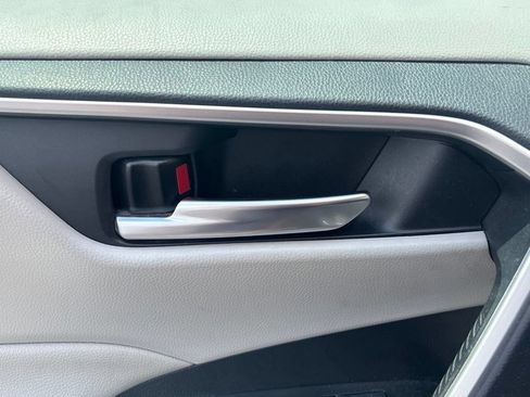 Used 2019 Toyota RAV4 XLE w/ Convenience Package FWD image 8