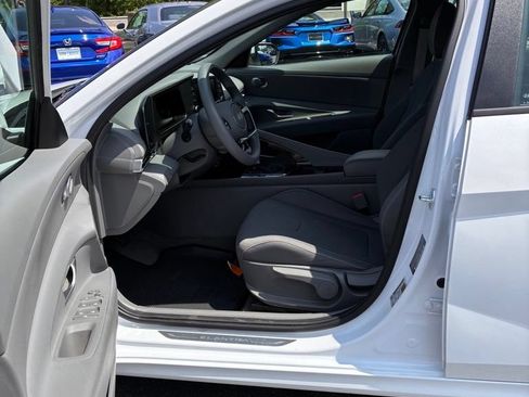 Used 2025 Hyundai Elantra Hybrid FWD image 21