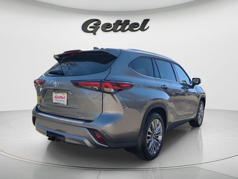 New 2026 Toyota Highlander Platinum image 5