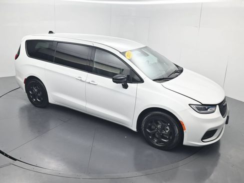 Used 2024 Chrysler Pacifica Limited FWD image 50
