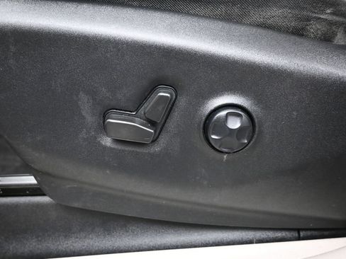 Used 2022 Chrysler Pacifica Touring-L w/ Uconnect Theater Family Group FWD image 26