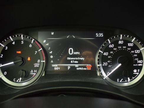 Used 2024 Toyota Highlander LE AWD/4WD image 19
