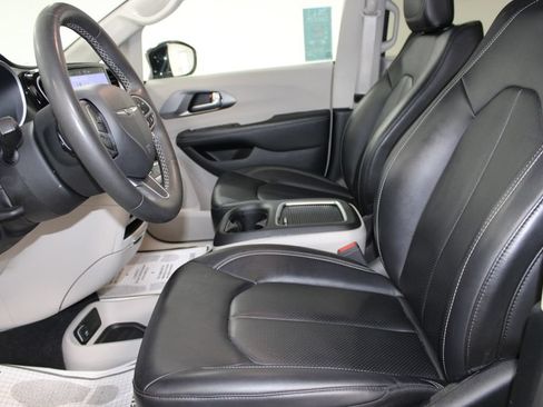Used 2024 Chrysler Pacifica Touring-L FWD image 21