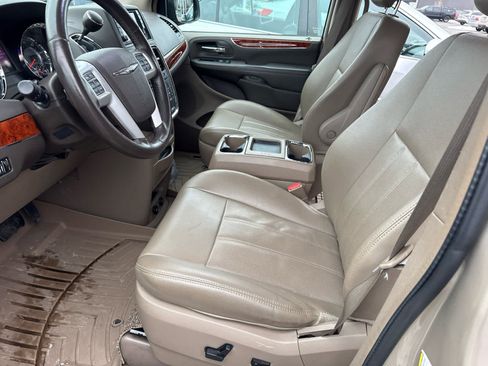 Used 2015 Chrysler Town & Country Touring-L w/ Driver Convenience Group image 12