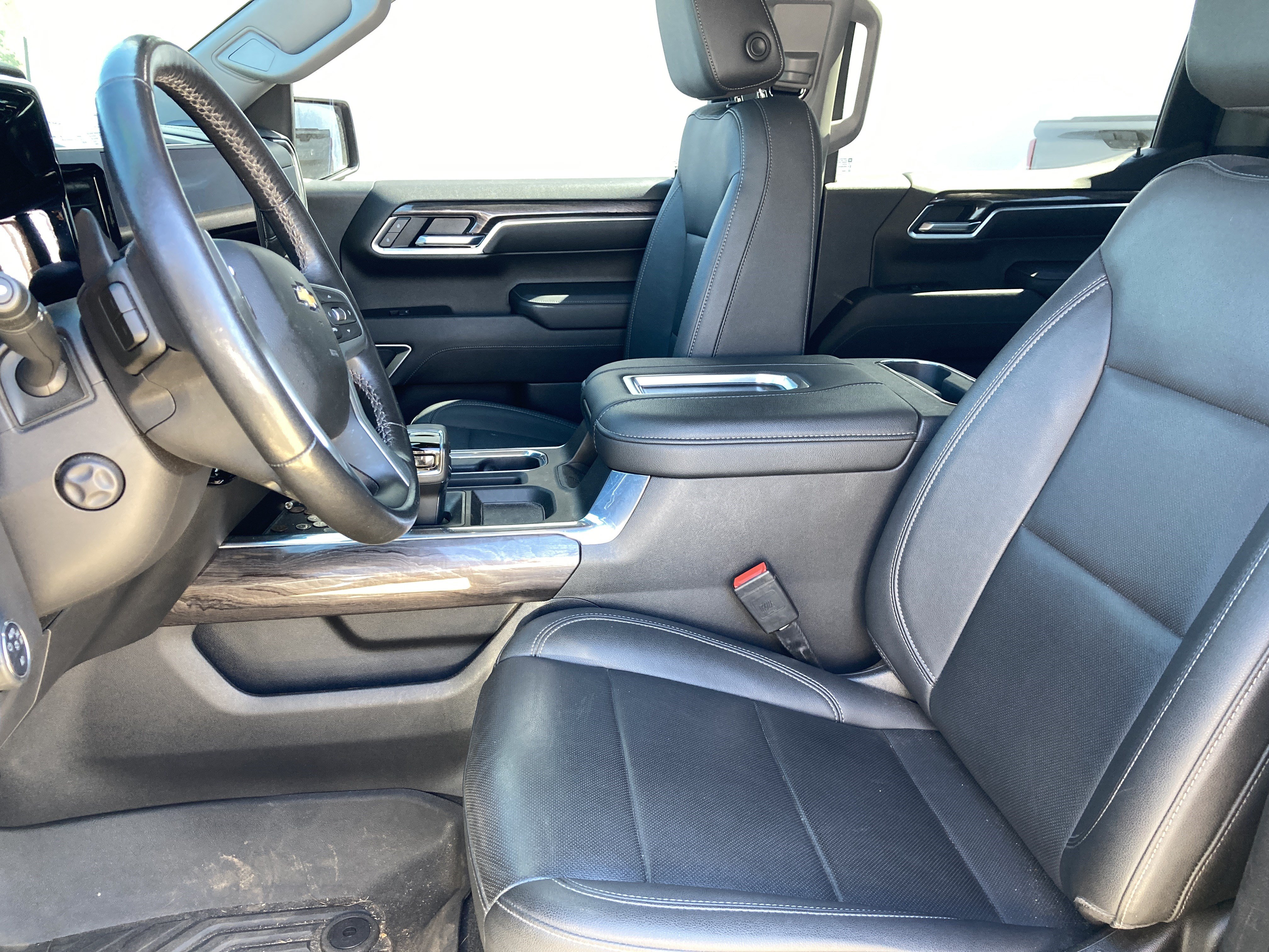 Used 2022 Chevrolet Silverado 1500 LTZ w/ LTZ Premium Package AWD/4WD image 3