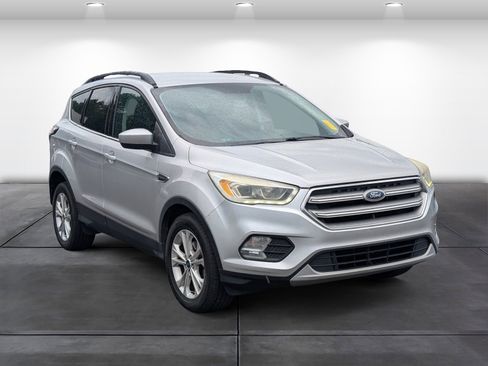 Used 2017 Ford Escape SE w/ SE Leather Comfort Package FWD image 2