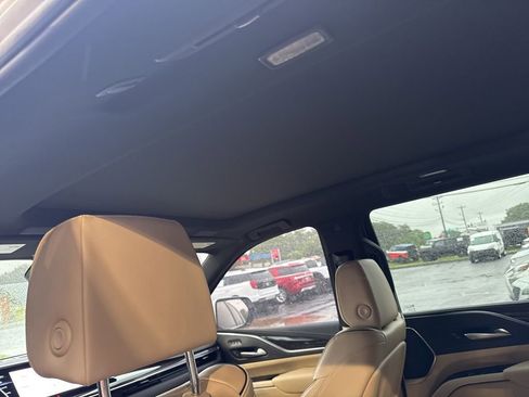 Used 2022 Cadillac Escalade Premium Luxury AWD/4WD image 6