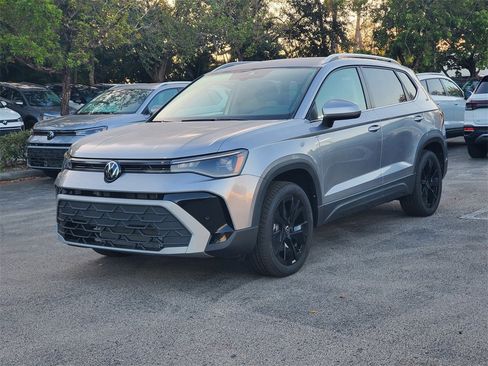 New 2025 Volkswagen Taos SE image 3