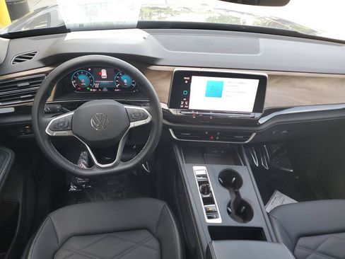 Certified 2024 Volkswagen Atlas SE FWD image 3
