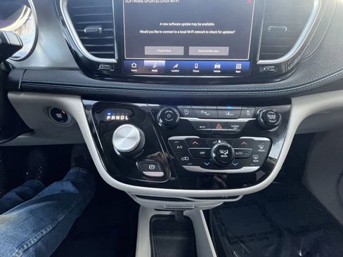 Used 2021 Chrysler Pacifica Touring-L image 17