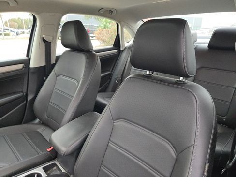 Used 2022 Volkswagen Passat 2.0T SE image 9