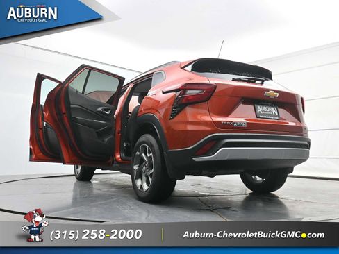 Used 2024 Chevrolet Trax LT w/ Driver Confidence Package FWD image 38