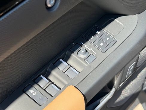 New 2026 Land Rover Defender 110 X-Dynamic SE AWD/4WD image 12