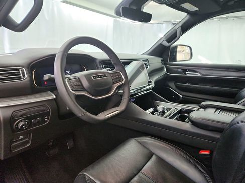 Used 2024 Jeep Wagoneer L Series II w/ Flexible Seating Group AWD/4WD image 10