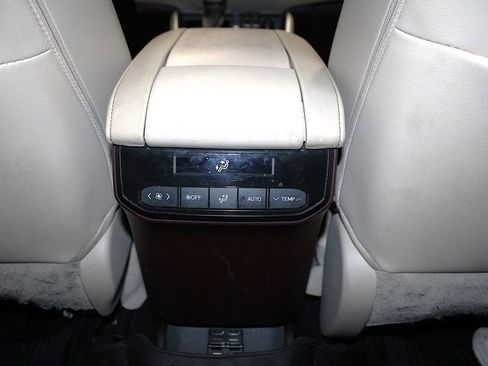 Used 2020 Toyota Highlander XLE AWD/4WD image 36