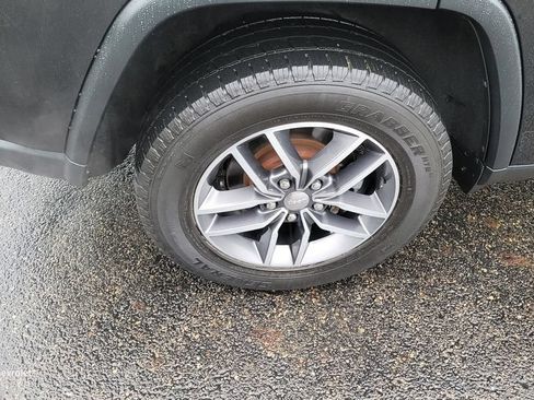 Used 2018 Jeep Grand Cherokee Laredo AWD/4WD image 13