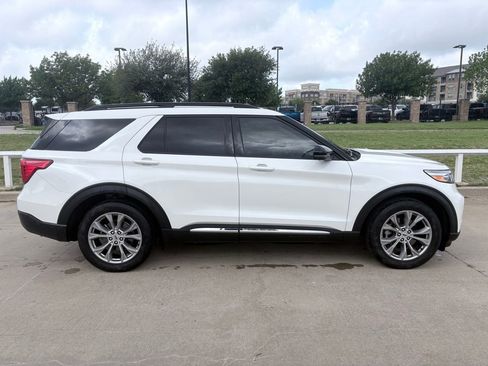 Used 2022 Ford Explorer XLT w/ Equipment Group 202A image 3