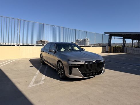 Used 2023 BMW i7 xDrive60 w/ Parking Assistance Package AWD/4WD image 6