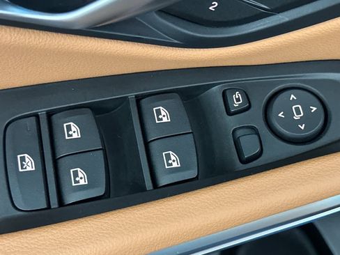 Used 2025 BMW 330i Sedan w/ Premium Package image 13