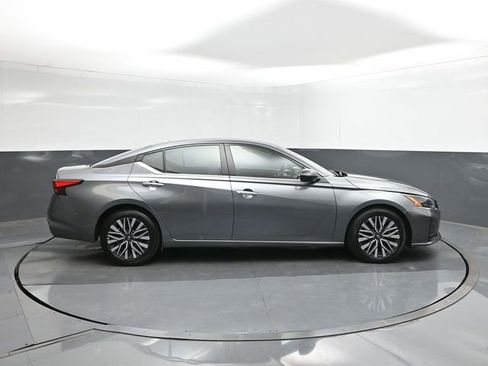 Used 2024 Nissan Altima 2.5 SV FWD image 11