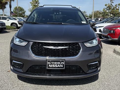 Used 2023 Chrysler Pacifica Limited w/ Uconnect Theater Family Group AWD/4WD image 9