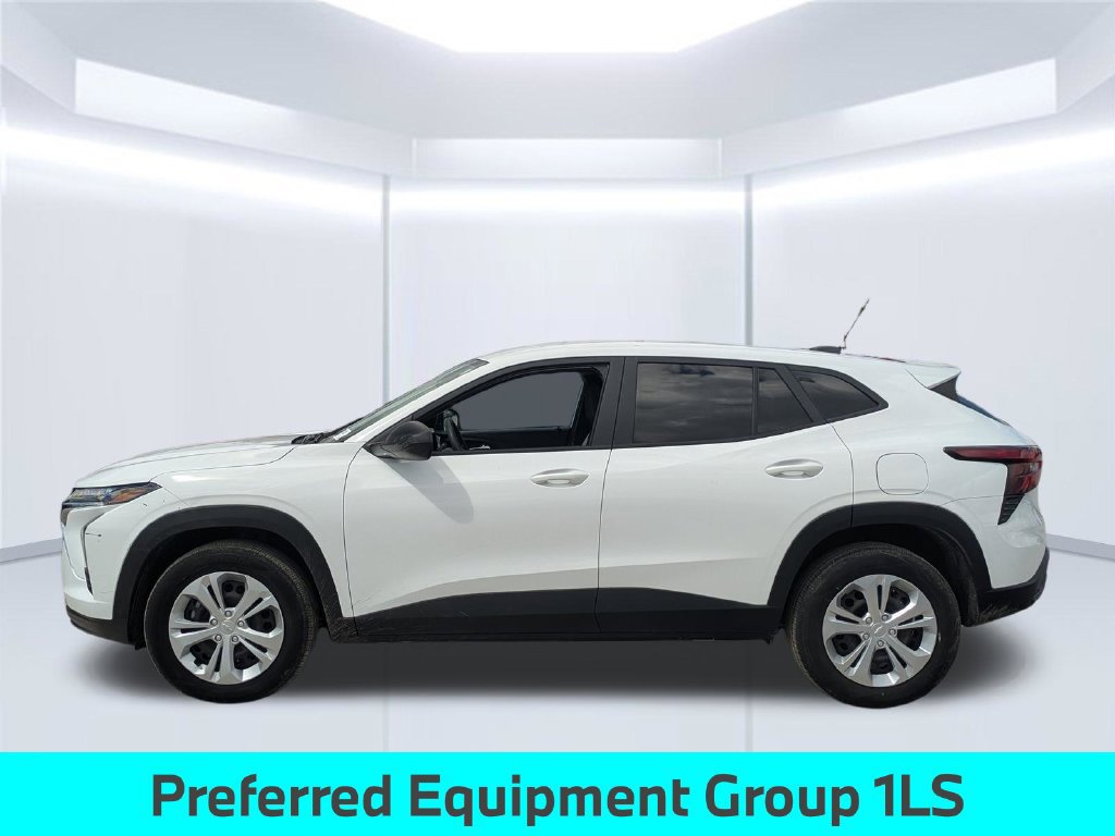 Used 2025 Chevrolet Trax LS FWD image 2