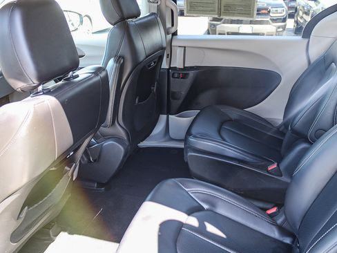 Used 2024 Chrysler Pacifica Limited FWD image 20