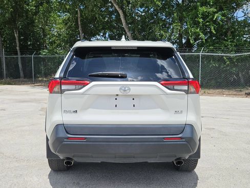 Used 2021 Toyota RAV4 XLE Premium FWD image 4