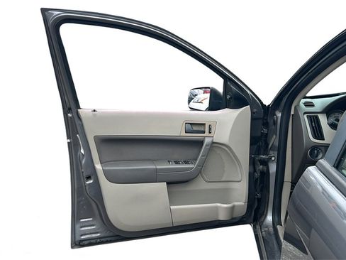 Used 2010 Ford Focus SE image 11