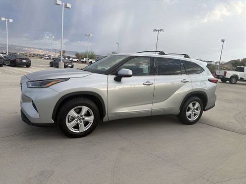 Used 2021 Toyota Highlander LE FWD image 8