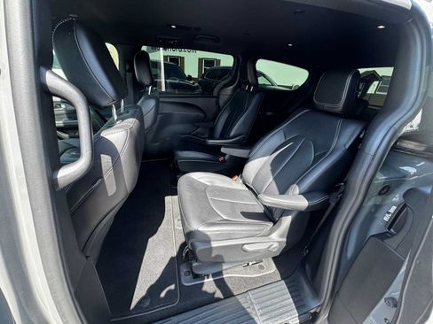 Used 2025 Chrysler Pacifica Select FWD image 26