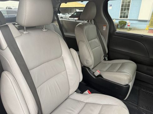 Used 2015 Toyota Sienna Limited Premium image 29