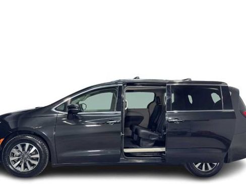 Used 2022 Chrysler Pacifica Touring-L FWD image 9