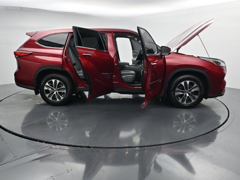 Used 2023 Toyota Highlander XLE AWD/4WD image 41