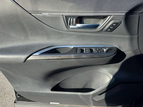 Used 2024 Toyota Venza Limited image 27