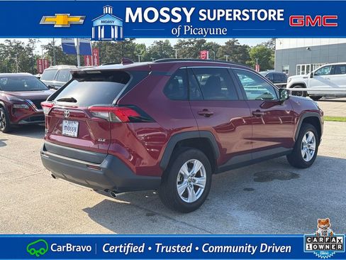 Used 2021 Toyota RAV4 XLE w/ Convenience Package FWD image 6