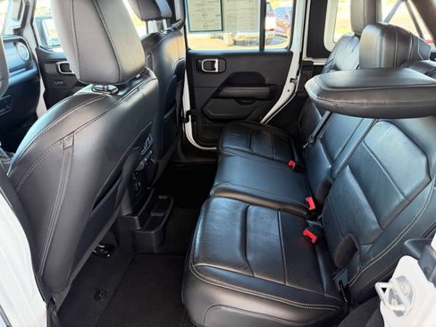 Used 2018 Jeep Wrangler Unlimited Sahara image 15